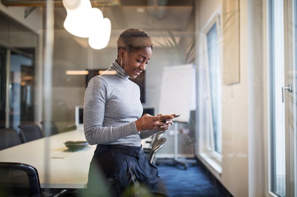 Business woman adds social media icons to her email signature